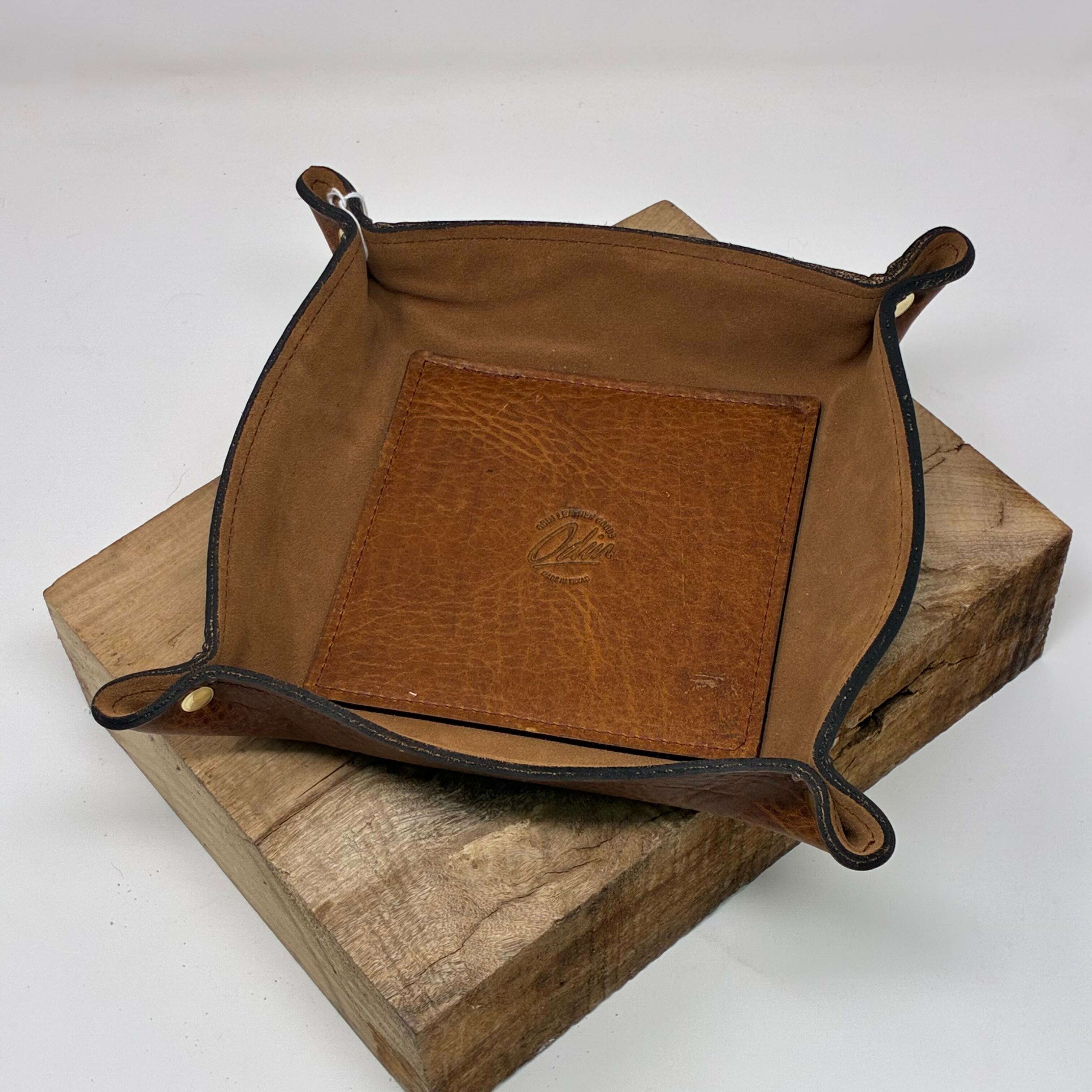 odin-deluxe-leather-valet-tray-–-small_lifestyle-35933771