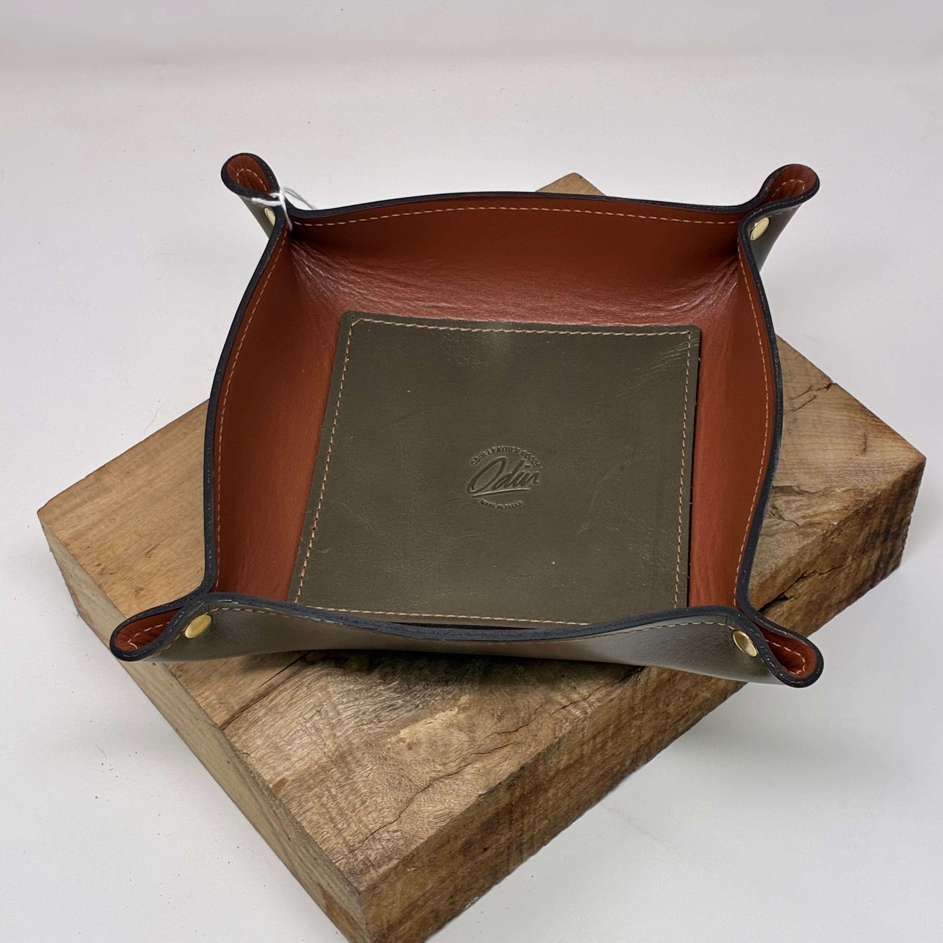 odin-deluxe-leather-valet-tray-–-small_lifestyle-35933770