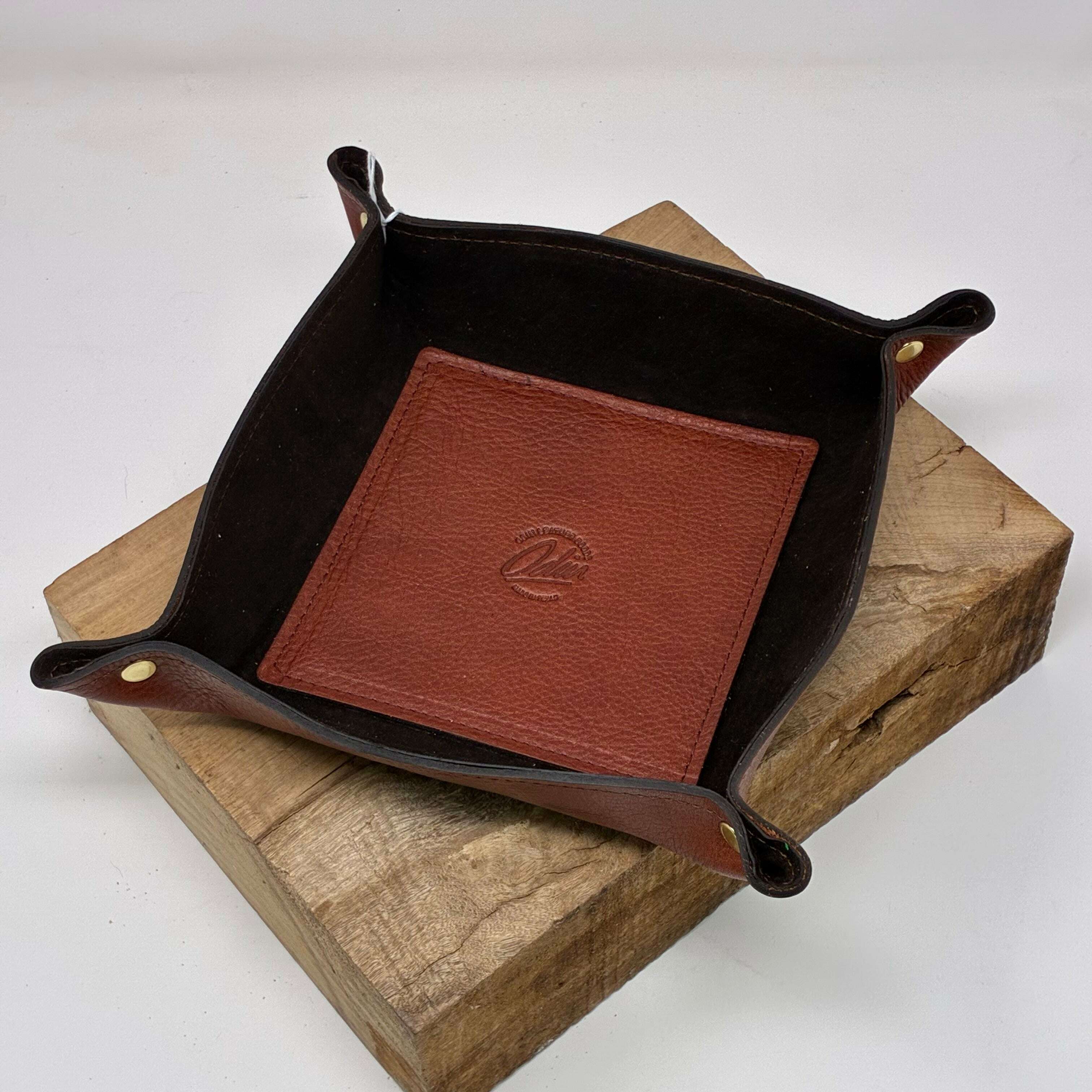 odin-deluxe-leather-valet-tray-–-small_lifestyle-35933773