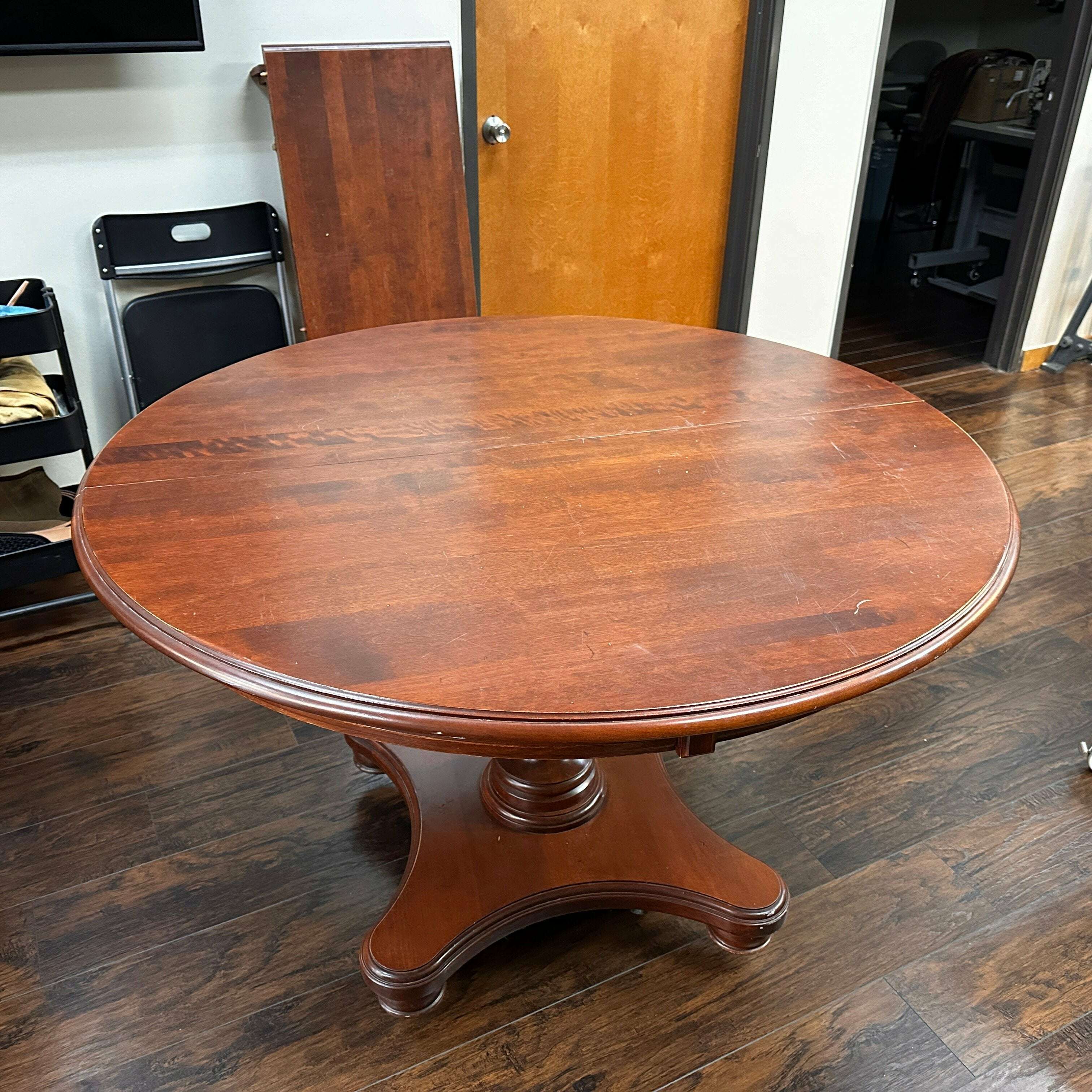 odin-round-estate-dining-table-50”_equipment-35933874