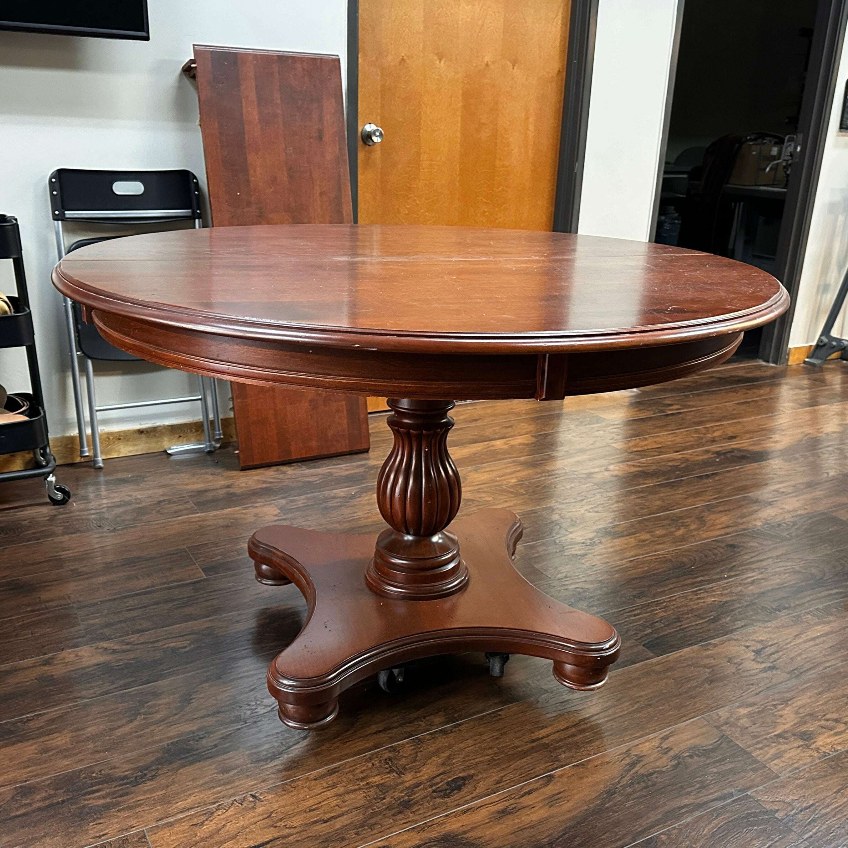 odin-round-estate-dining-table-50”_equipment-35933873