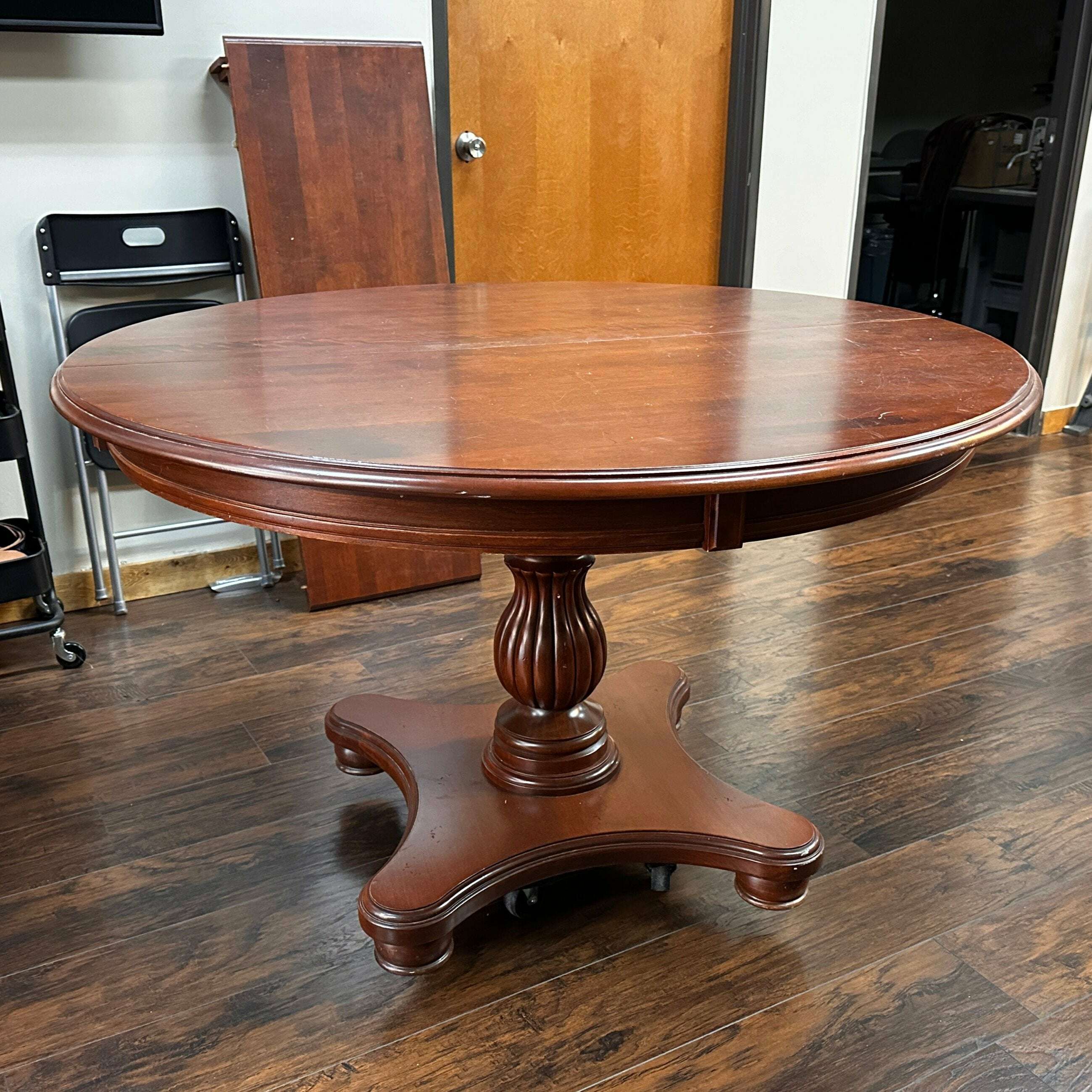 odin-round-estate-dining-table-50”_equipment-35933875