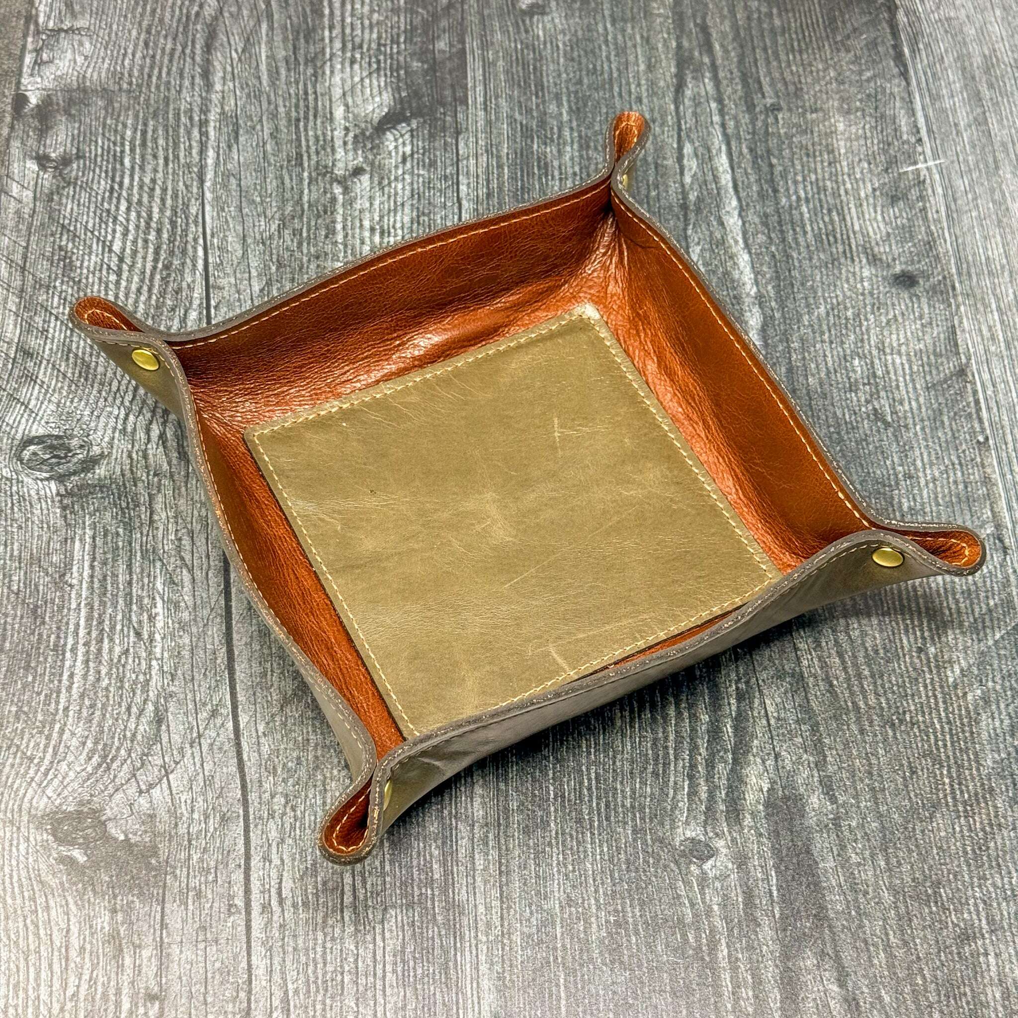 odin-leather-valet-tray-–-murdock-grey_lifestyle-35934209