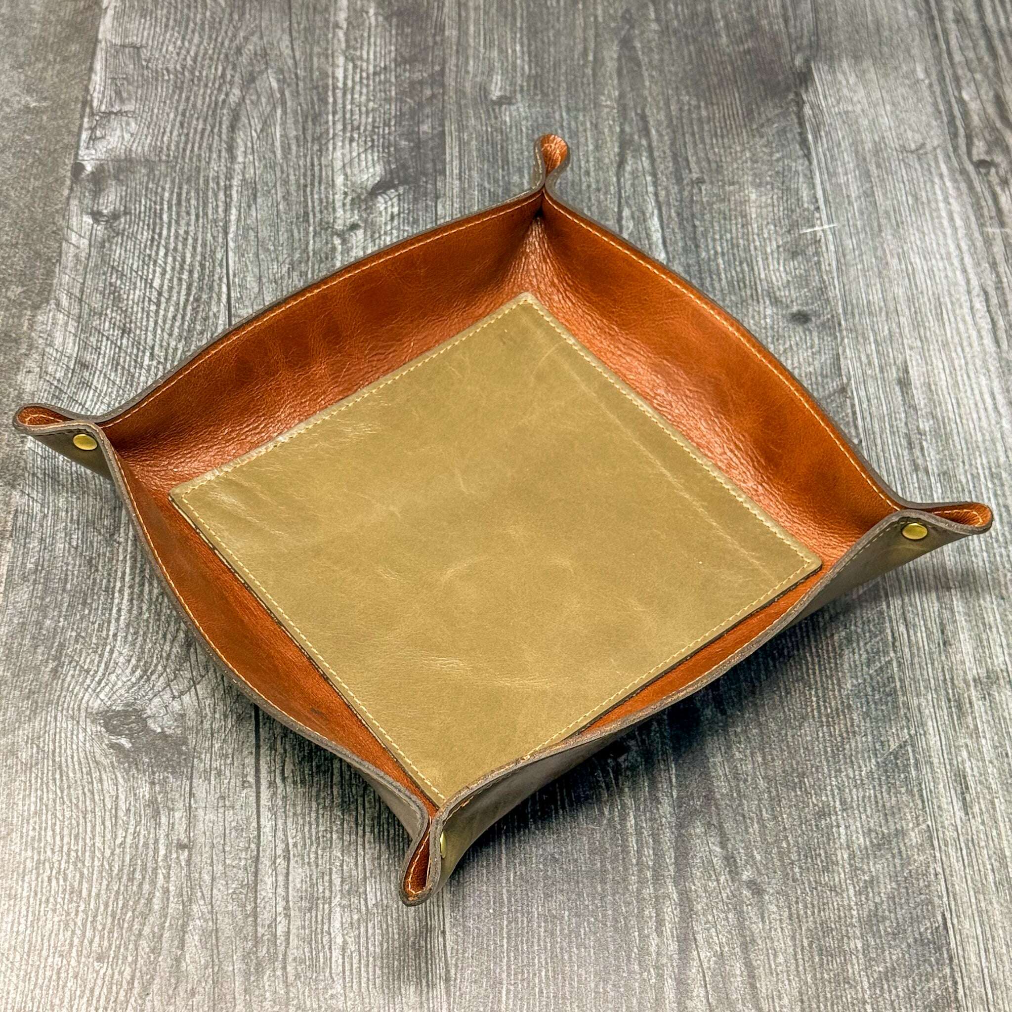 odin-leather-valet-tray-–-murdock-grey_lifestyle-35934210