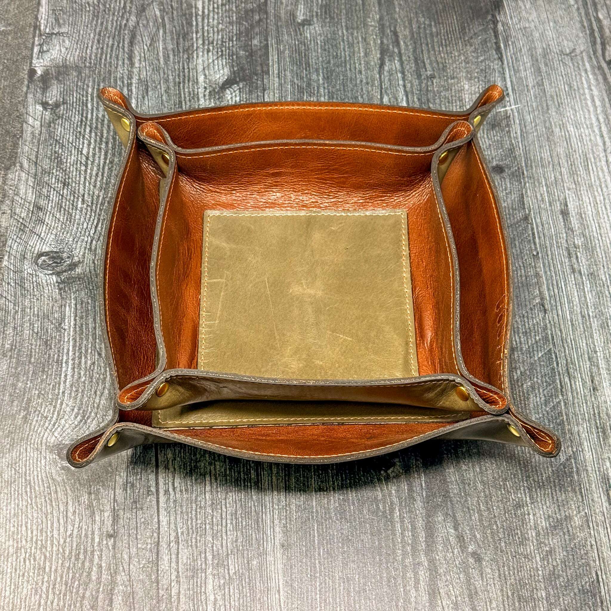 odin-leather-valet-tray-–-murdock-grey_lifestyle-35934211