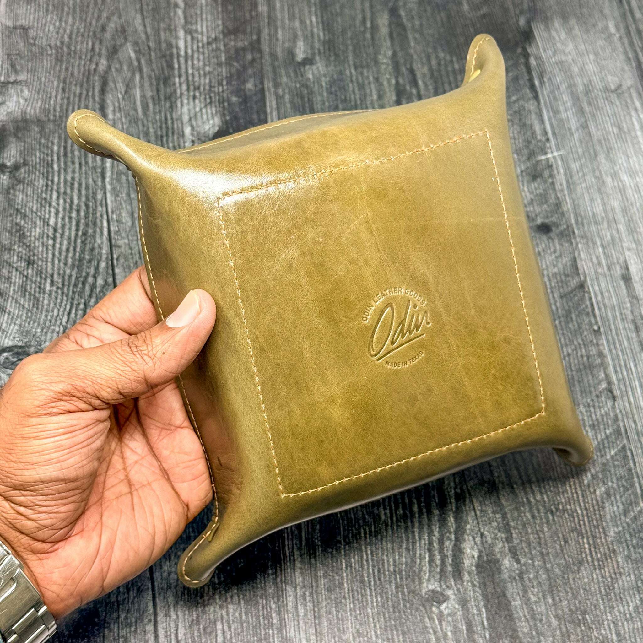 odin-leather-valet-tray-–-murdock-grey_lifestyle-35934212
