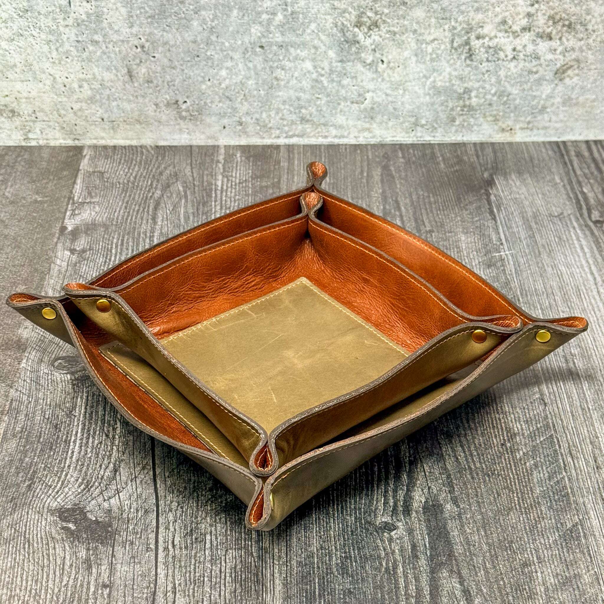 odin-leather-valet-tray-–-murdock-grey_lifestyle-35934207