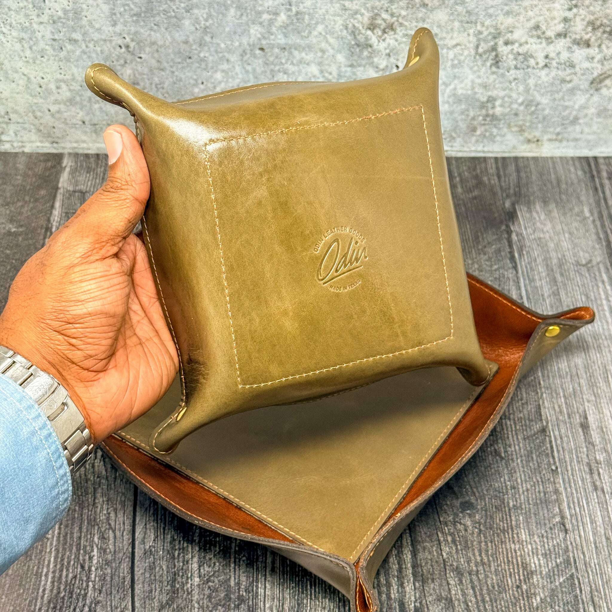 odin-leather-valet-tray-–-murdock-grey_lifestyle-35934206