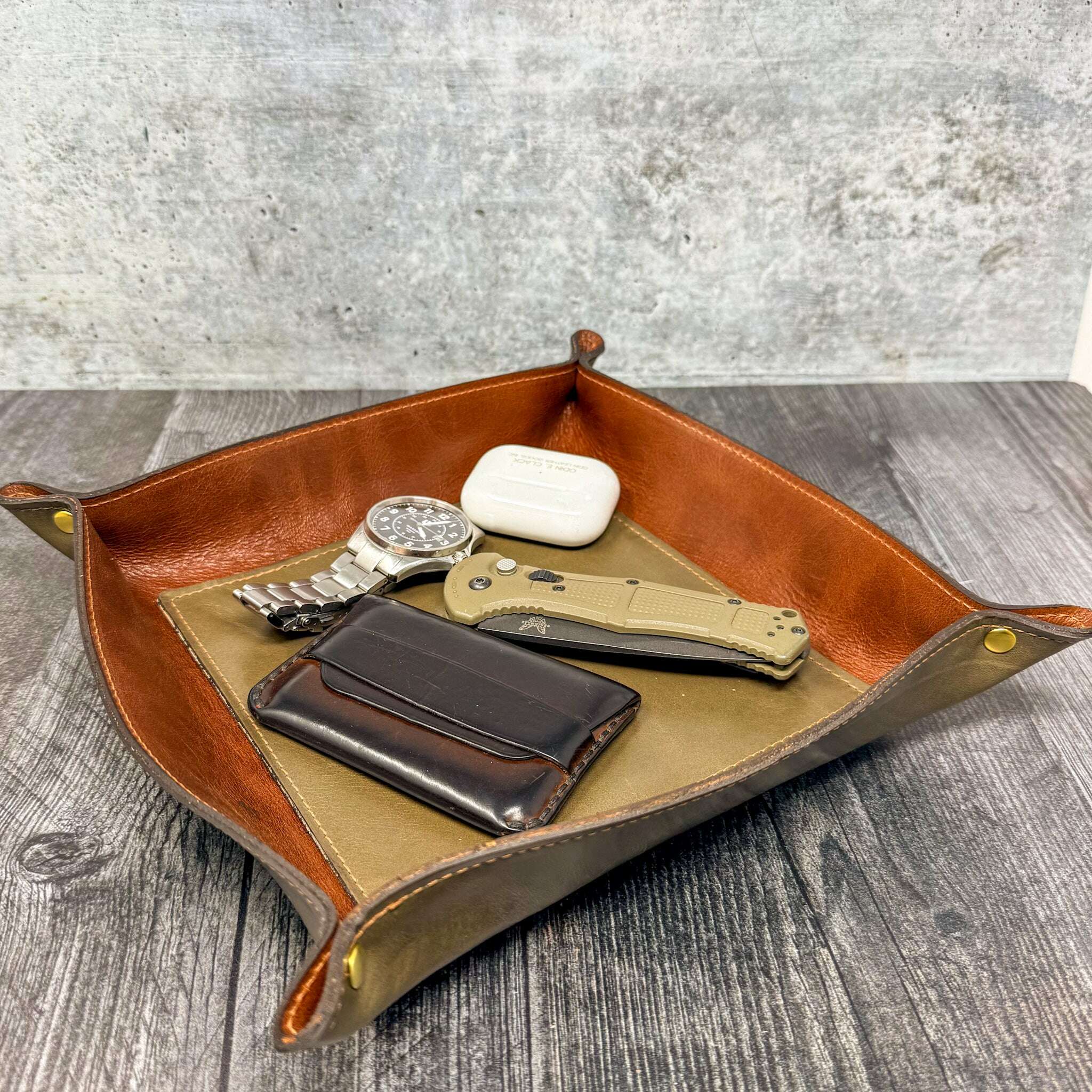 odin-leather-valet-tray-–-murdock-grey_lifestyle-35934205