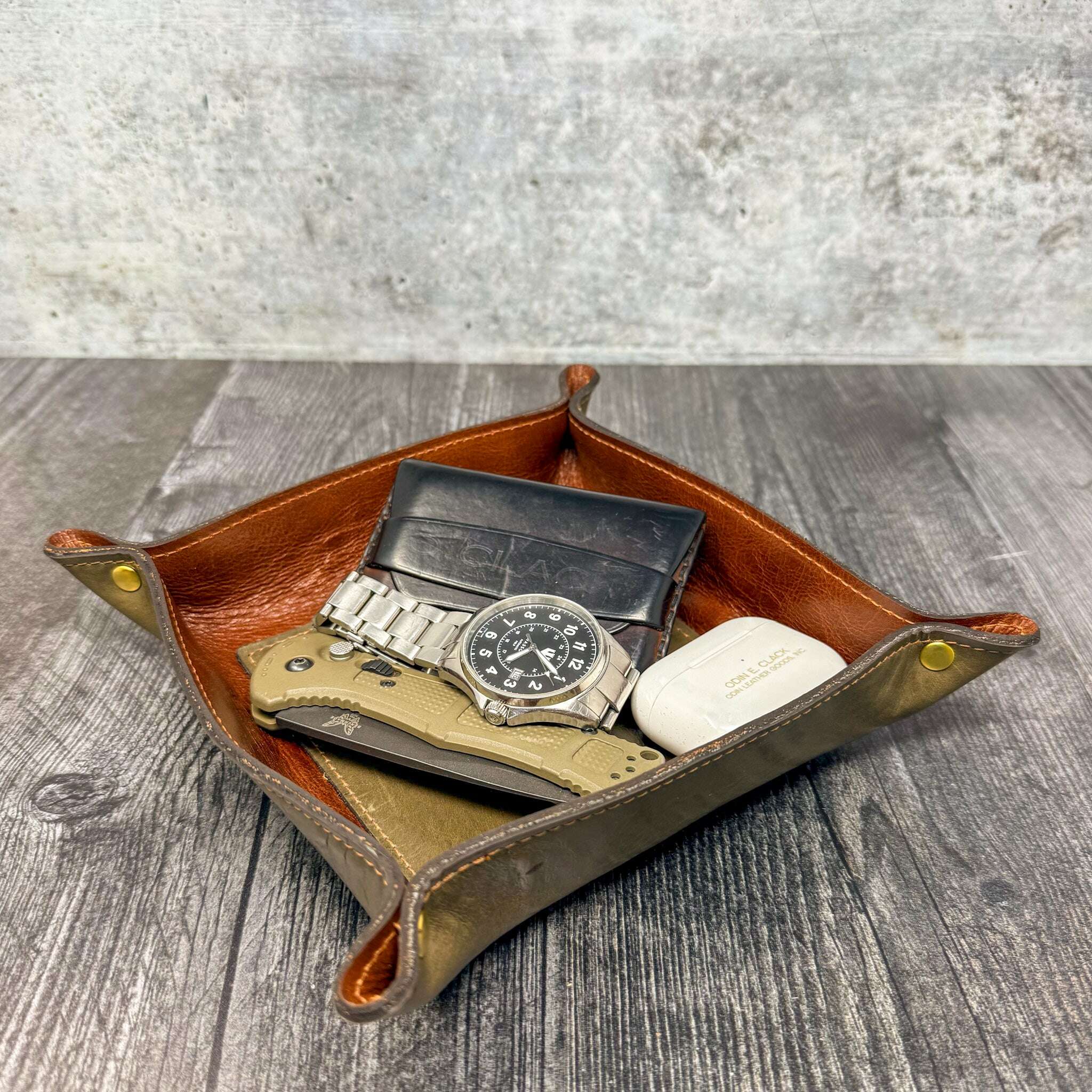 odin-leather-valet-tray-–-murdock-grey_lifestyle-35934208